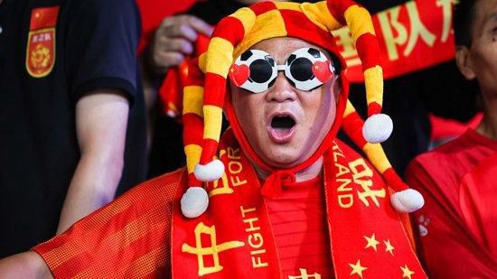 巴黎主席纳赛尔认为西蒙斯可以在球队中扮演重要角色，他让西蒙斯今夏回归巴黎，同时也是为姆巴佩的可能离队做准备。